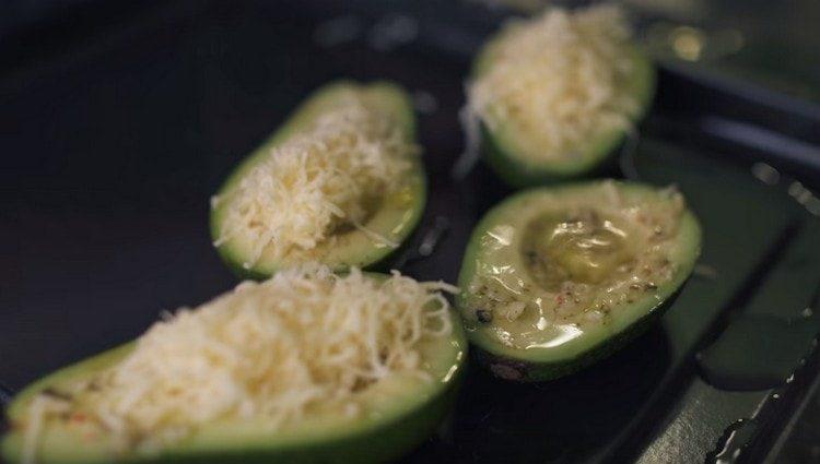 Puneți brânza rasă deasupra proteinei.