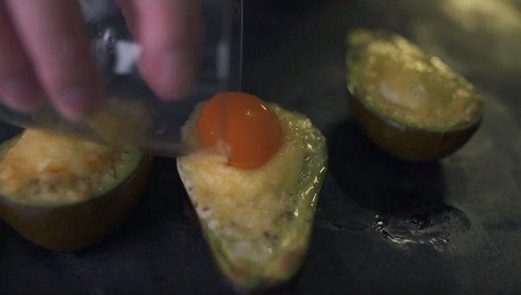 În crusta de brânză facem o adâncire și punem gălbenușul în ea.