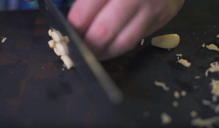 Se toacă fin usturoiul.