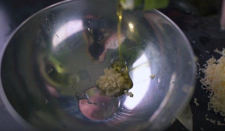 Amestecă usturoiul cu uleiul vegetal.