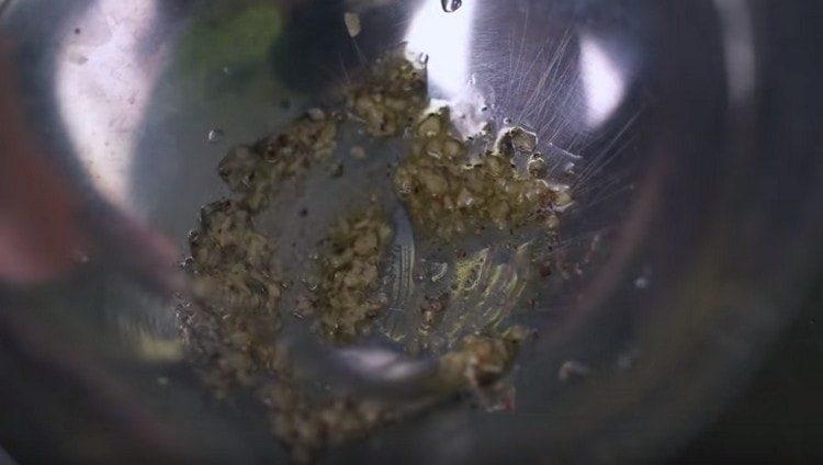 Adăugați ardeiul negru și amestecați pansamentul.