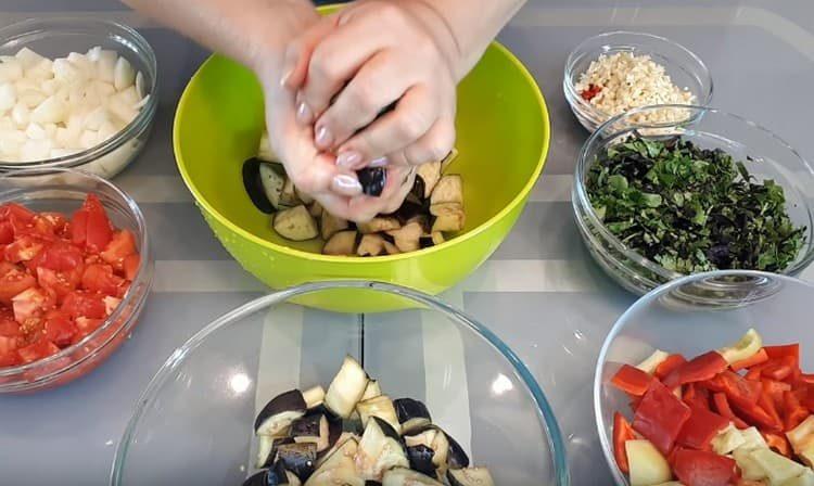 Vi vasker og presser auberginen.