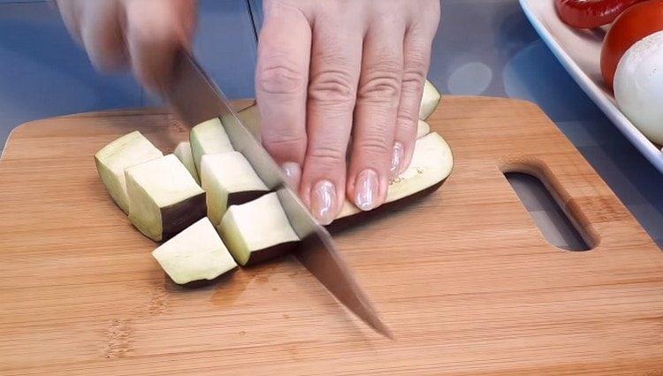 skær auberginen i store stykker.