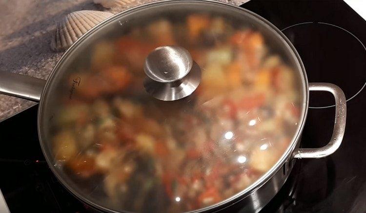 Stew ajapsandal under låg.