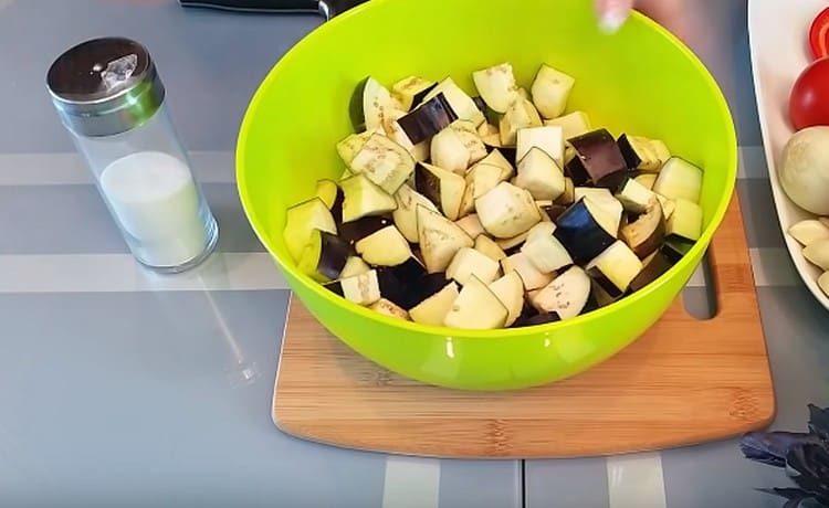 salt aubergine, bland og lad dem lade saften