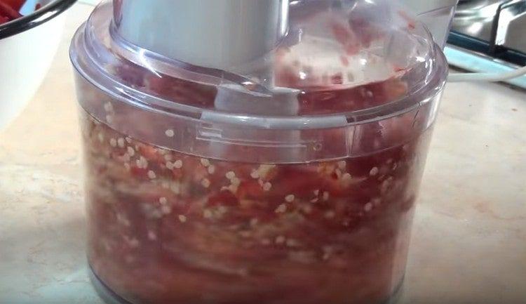 Moa a pimenta com um liquidificador.