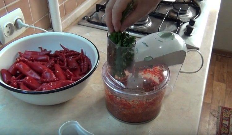 Também adicionamos um monte de coentro e trituramos a massa novamente.