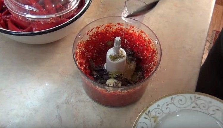 Adicione o alho e os temperos à pimenta.