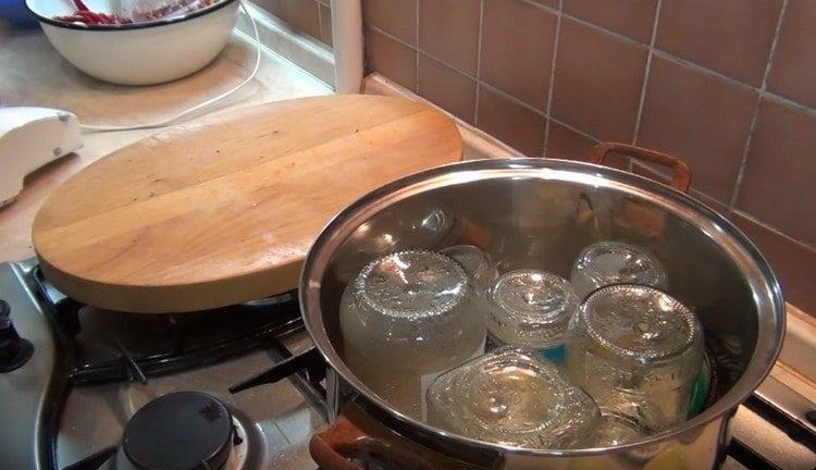 O Adjika será bem guardado se você o enrolar em frascos esterilizados.