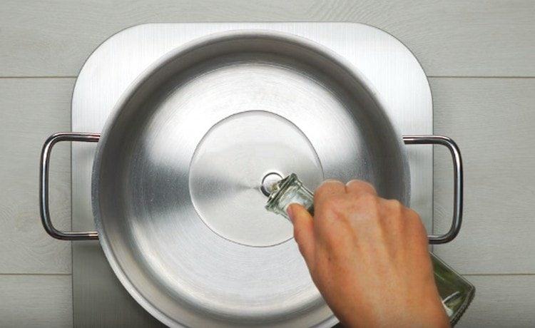 Vierte aceite vegetal en la sartén.