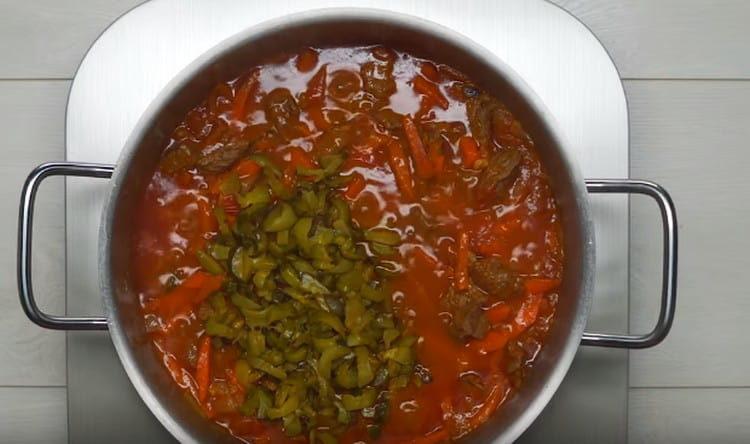 Agregue pepinos fritos al plato