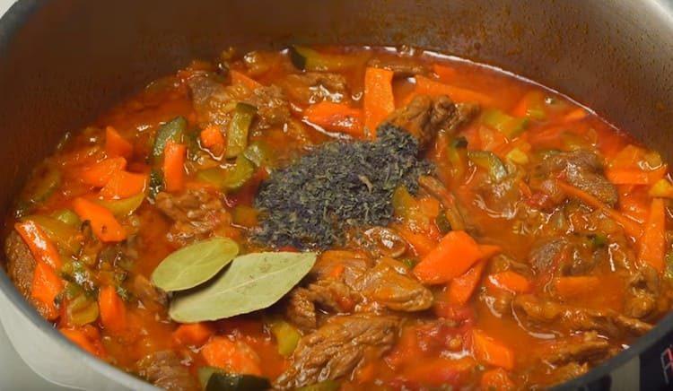 Añadir especias, laurel.