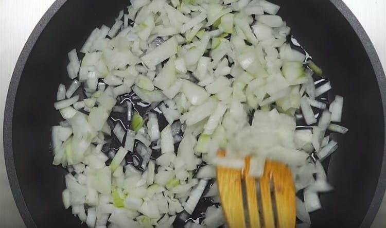 Por separado, freír las cebollas.