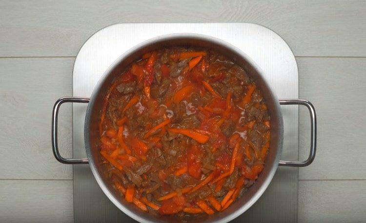 Agregue los tomates a la sartén a la carne.