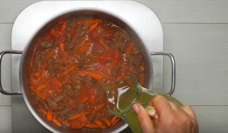 Agregue caldo de carne al plato
