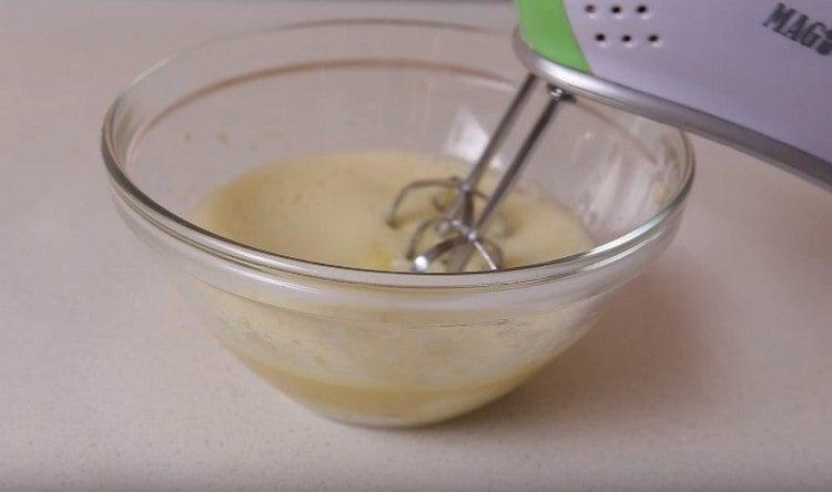 Tilføj mælk, æg til bananer. slå med en mixer.