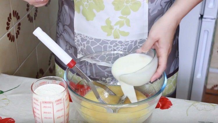 Добавете кисело мляко или кефир.