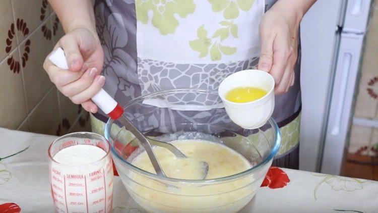 Въвеждаме растително масло в банановата маса.