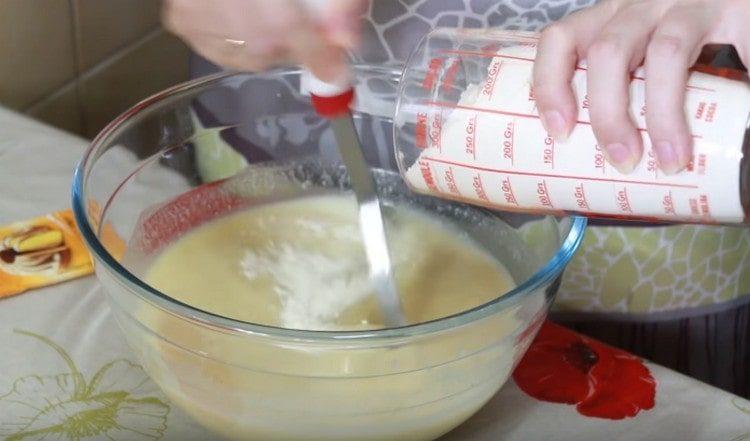 Добавяме брашното на части и замесваме тестото.