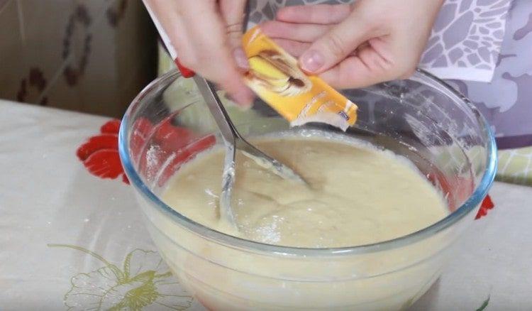 Последно добавете бакпулвер в тестото.