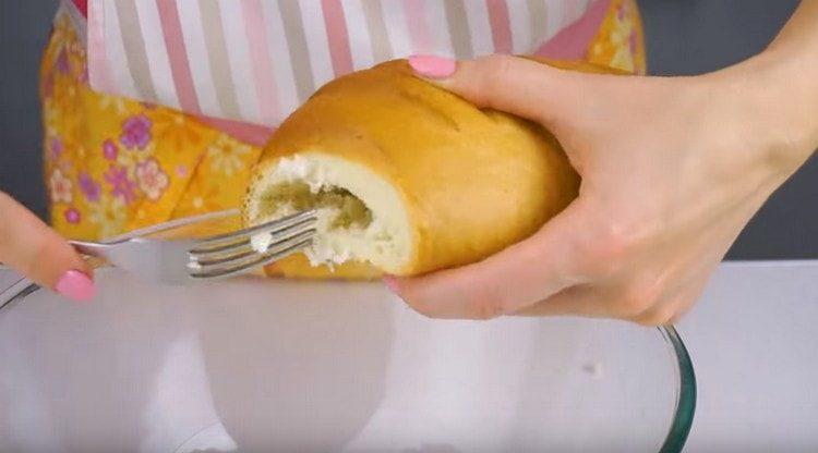 Din pâine tăiem cu atenție firimiturile.