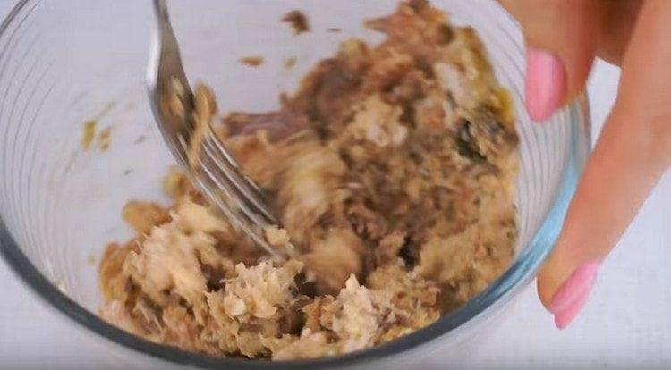 Frământați sardinele conserve cu o furculiță.