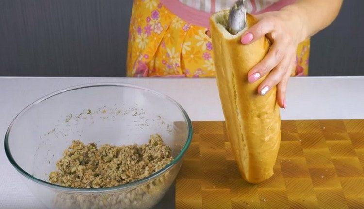 Umplem pâinea cu umplutura rezultată.