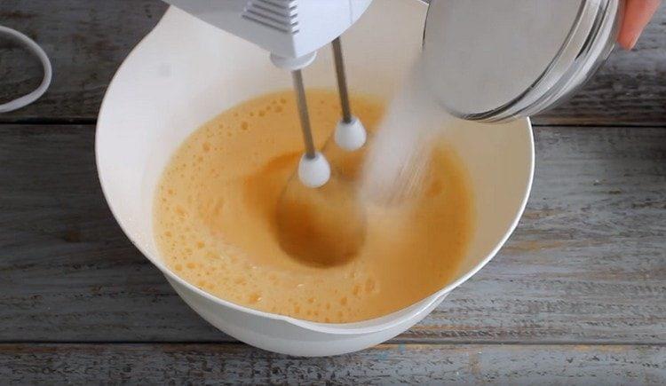 Tilsæt langsomt sukker til æggemassen.