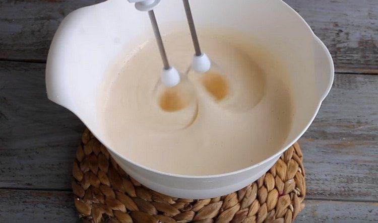 Tilsæt melet i æggemassen i dele og bland dejen.