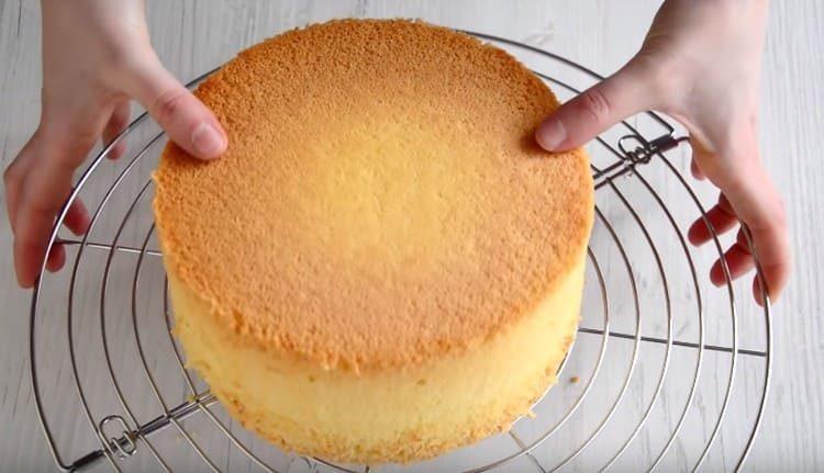 Traiem la galeta del motlle i la deixem refredar completament sobre el bastidor de filferro.