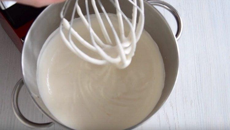 Bateu els ous amb el sucre en una massa exuberant.