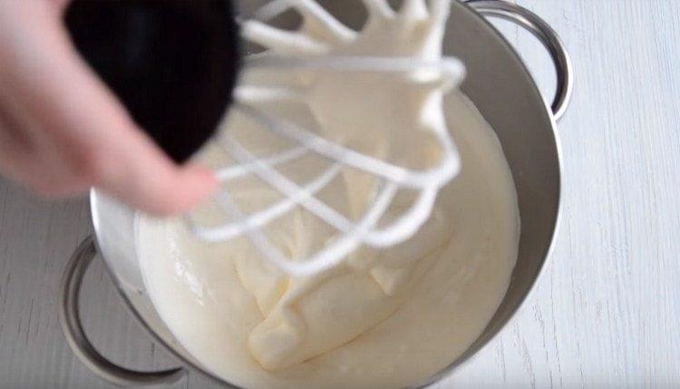 Les traces d'un batut han de romandre en una massa d'ou correctament batuda.