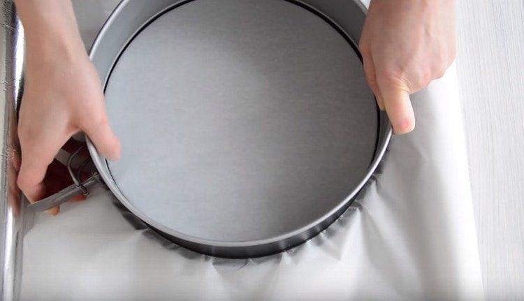 Tapem el motlle de galetes amb pergamí.