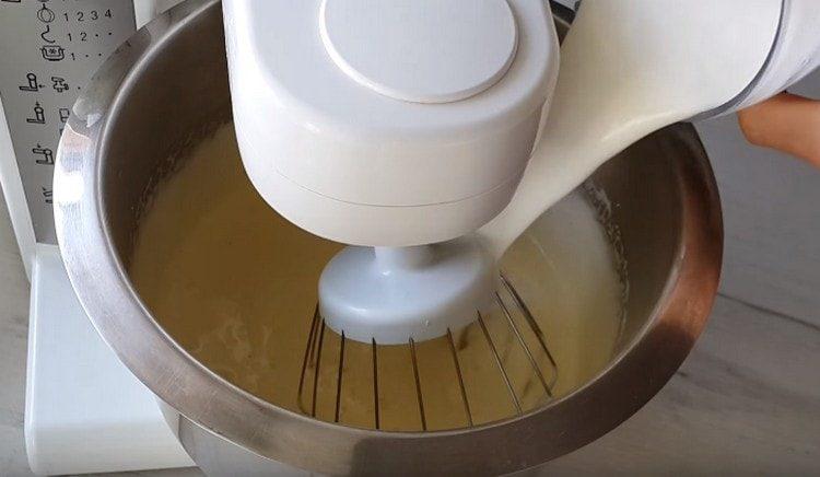 Ajouter l'huile végétale et le kéfir à la masse d'oeufs.