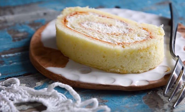 Rouleau de biscuits trempé coupé en morceaux et essayez!