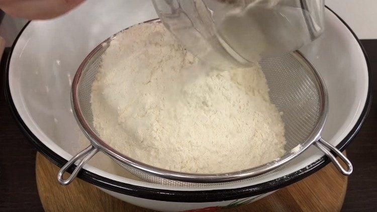 Sieben Sie das Mehl.