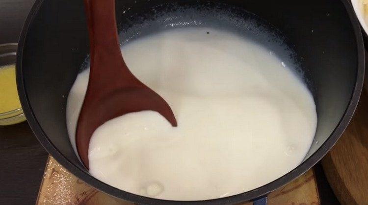 Die Milch zum Kochen bringen.