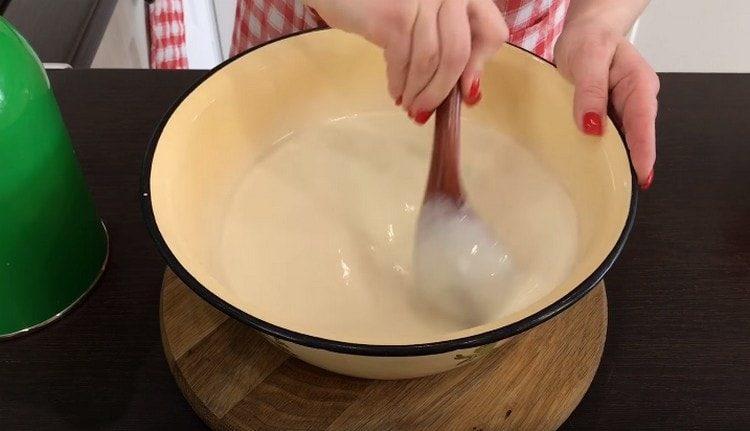 Den Teig mischen.