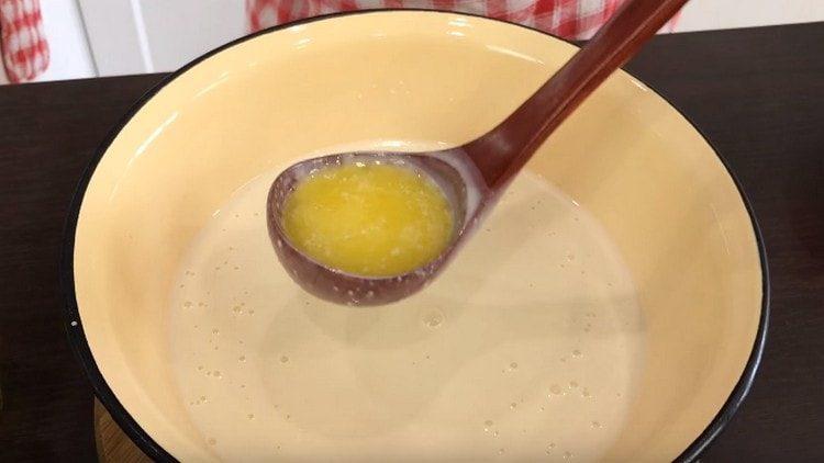 Fügen Sie geschmolzene Butter dem Teig hinzu.