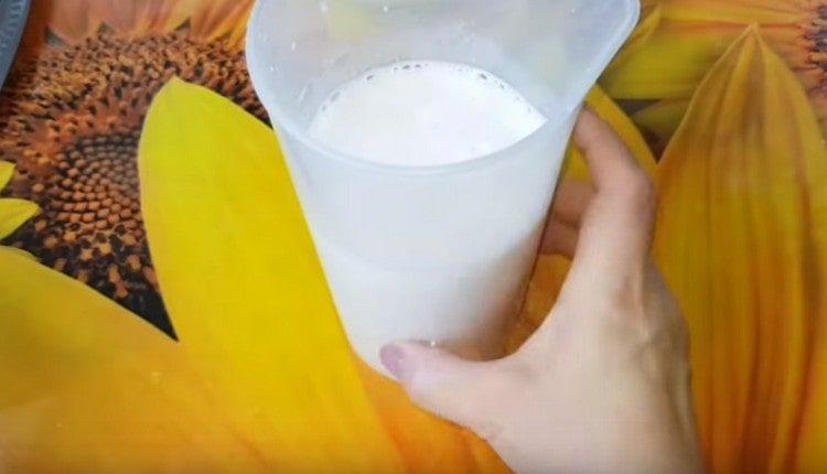 Adăugați lapte în cereale.