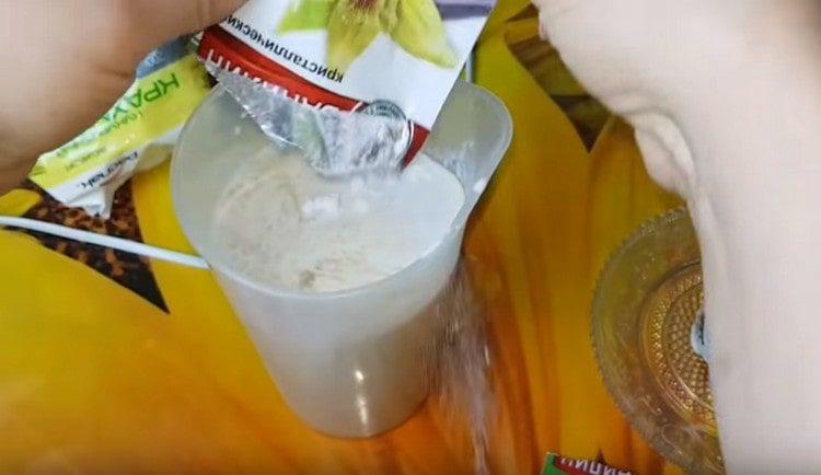 Adăugați amidon și ulei vegetal