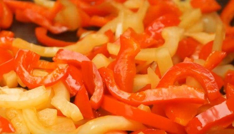 Cortar el pimiento en tiras y freír en una sartén.
