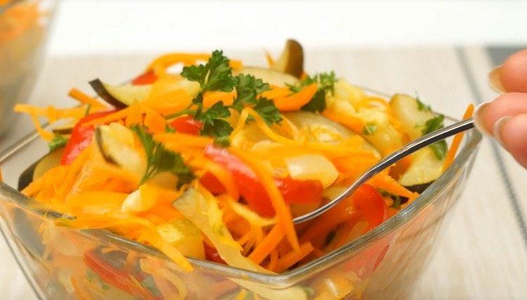 Aquí hay una ensalada de calabacín que tenemos.