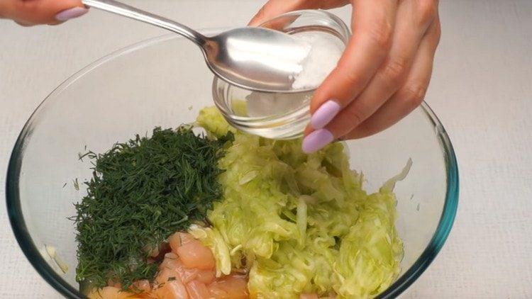 Agregue el calabacín al pollo, sal.