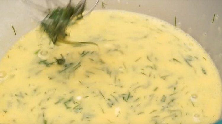 Batir los huevos con crema agria y hierbas picadas por separado.