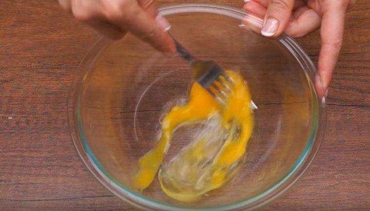 Batir los huevos por separado.