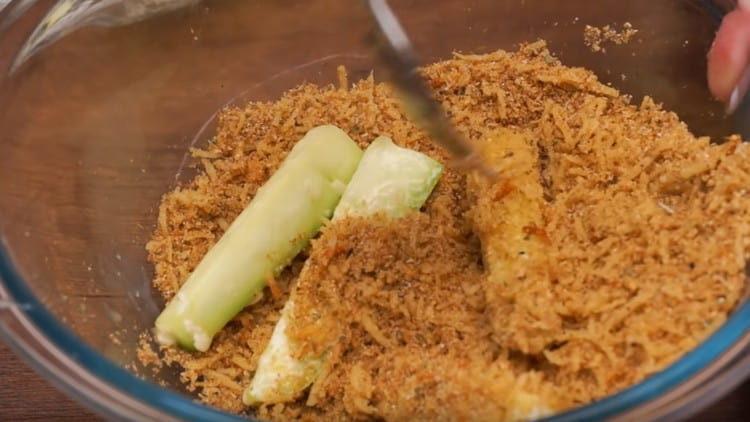 enrolle el calabacín en harina, luego en el huevo y empane.