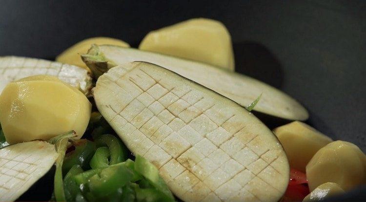 Adăugați cartofii.