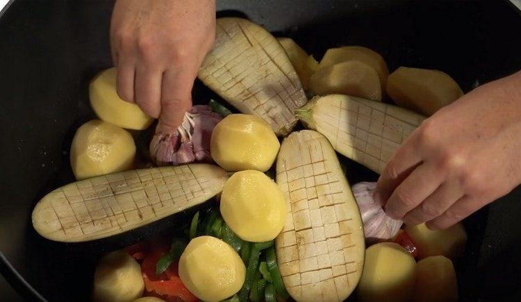 Adăugați două capete de usturoi.