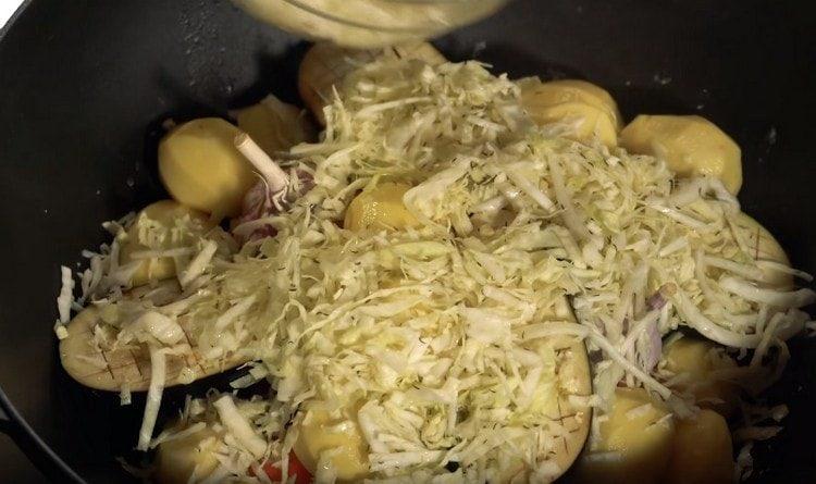 puneți varza în căldură.